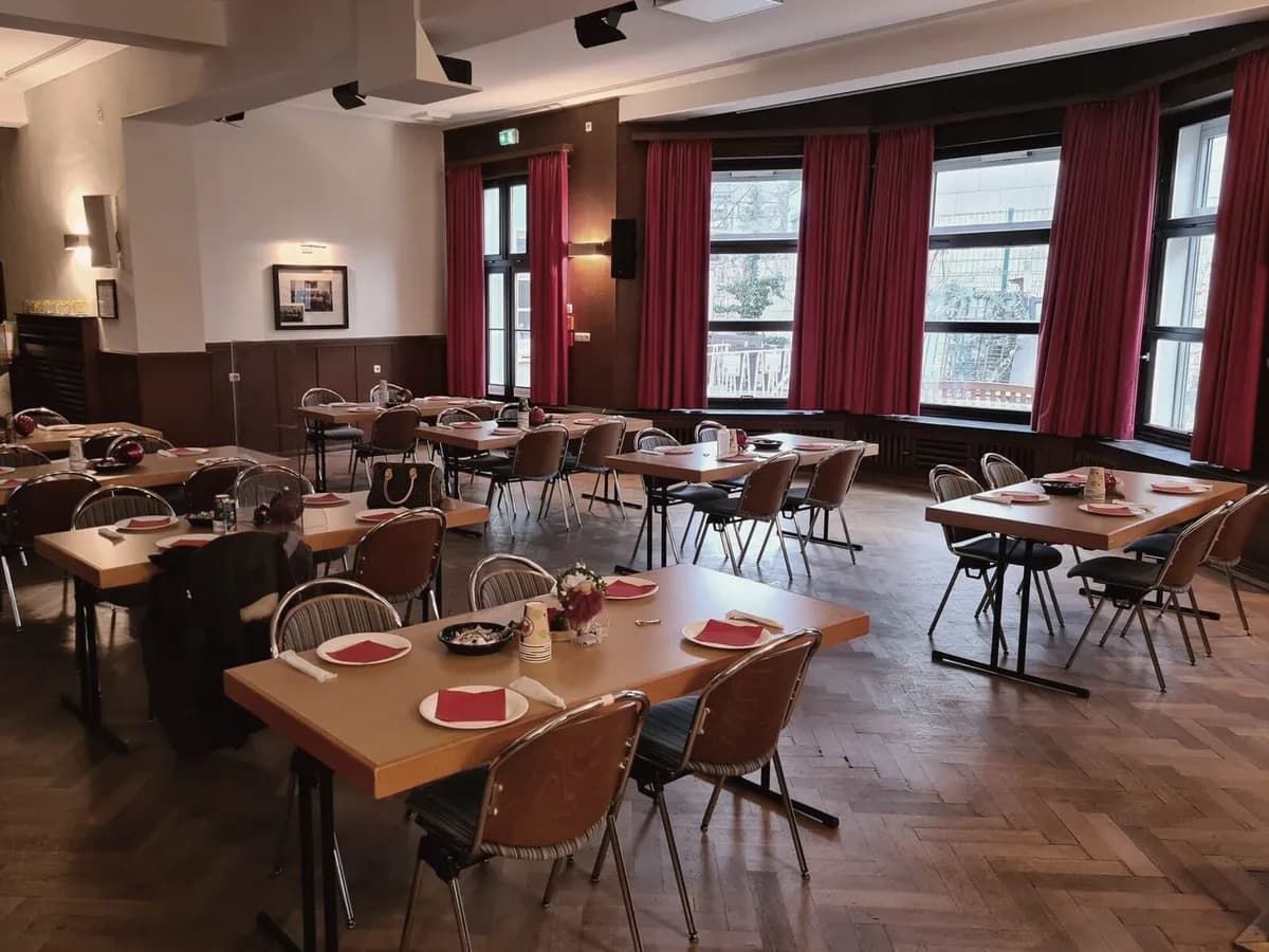 Der Saal des Alten Casinos, gedeckte Tische, ein Gast am Platz