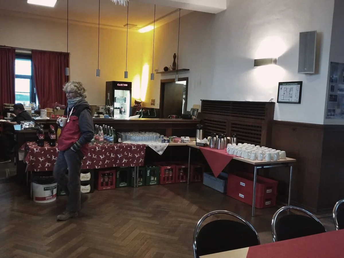 Getränkeaufbau im Alten Casino, eine Helferin richtet die Flaschen