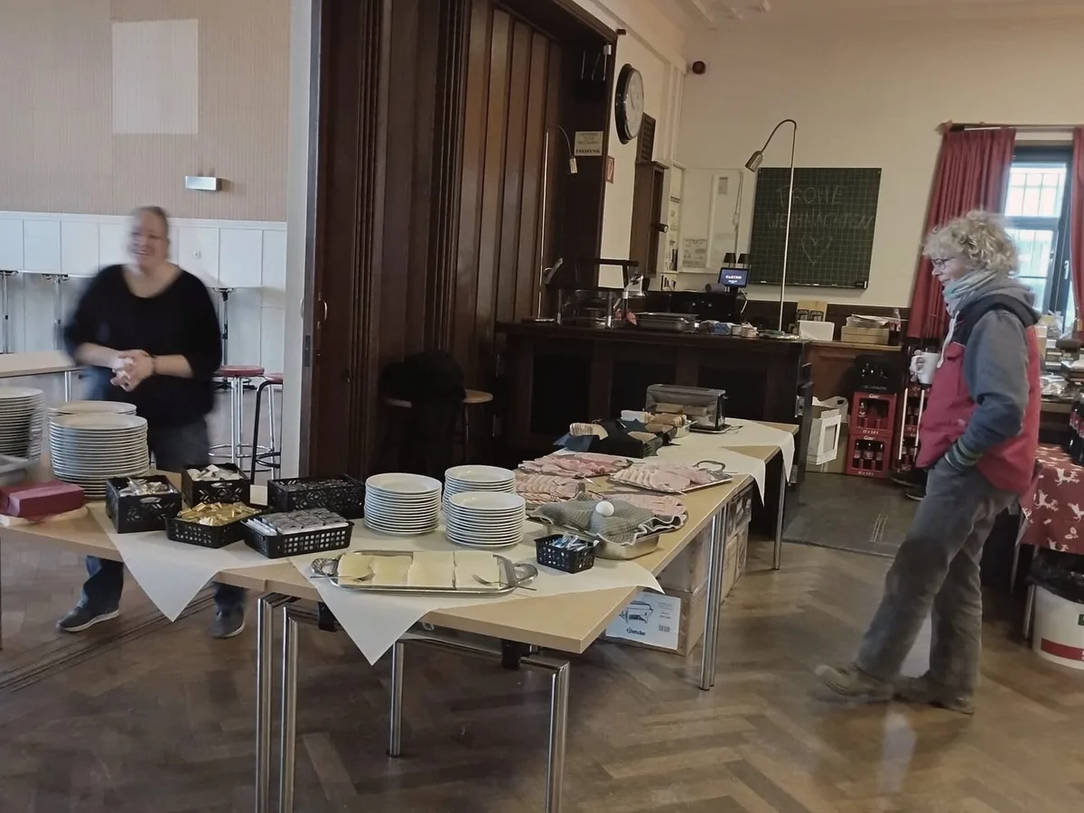 Zwei Helfende richten das Buffet im Alten Casino her