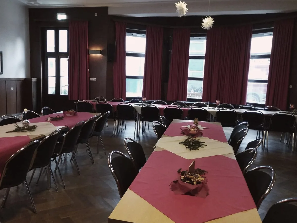 Gedeckte Tafel im Alten Casino bei Tageslicht, bereit für den Brunch