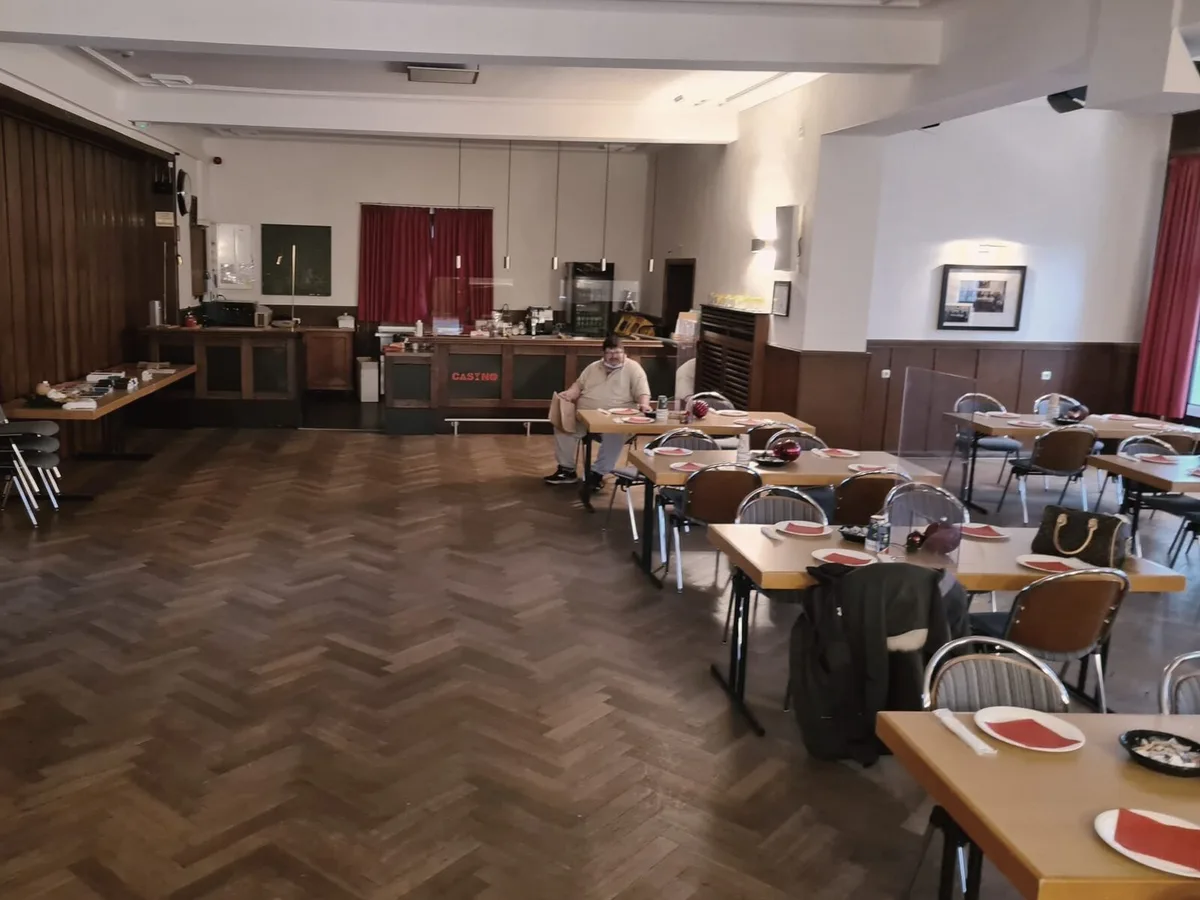 Der Saal des Alten Casinos mit der CASINO-Bar
