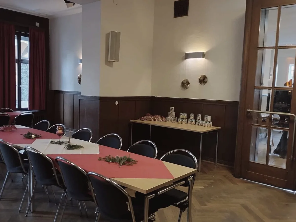 Gedeckte Tafel im Alten Casino bei Tageslicht